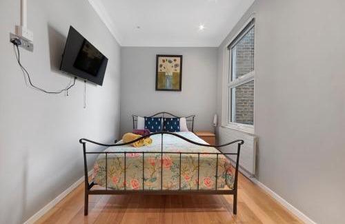 Queen's Park Apartment | Delux Queens Park Suite 1 bed sleeps 4 ppl Second Floor