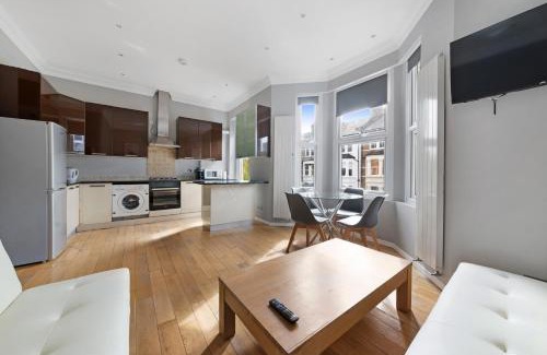 Queen's Park Apartment | Delux Queens Park Suite 1 bed sleeps 4 ppl Second Floor