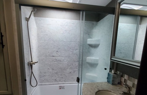Mongaup Valley House | Deluxe 1 bedroom 33' RV Camping with Twin Lakes