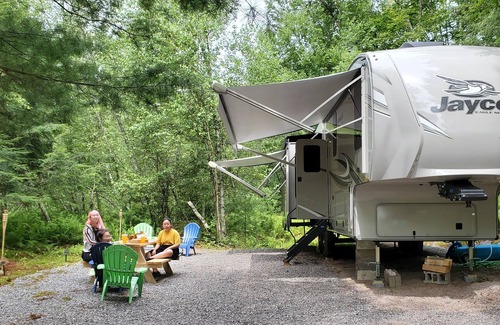 Mongaup Valley House | Deluxe 1 bedroom 33' RV Camping with Twin Lakes