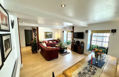 Llandovery Apartment | Deluxe, 2 Bed Apartment in the centre of Llandovery