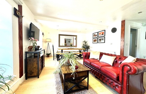 Llandovery Apartment | Deluxe, 2 Bed Apartment in the centre of Llandovery