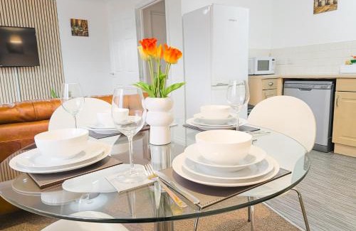 Farnworth Apartment | Deluxe 2-bed apartment with free parking, netflix & fast WiFi
