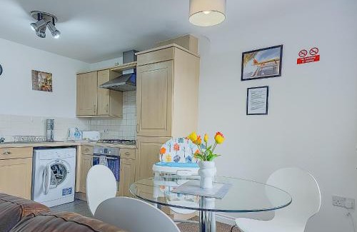 Farnworth Apartment | Deluxe 2-bed apartment with free parking, netflix & fast WiFi