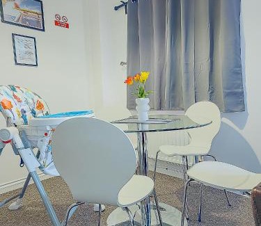 Farnworth Apartment | Deluxe 2-bed apartment with free parking, netflix & fast WiFi