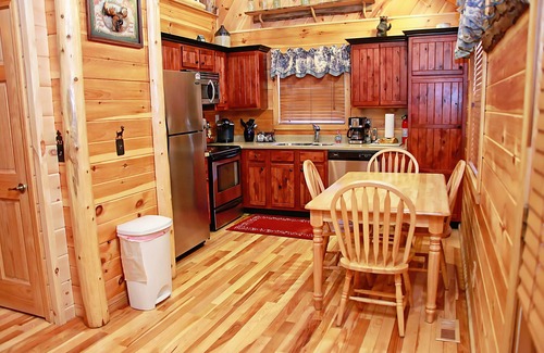 Henlawson Cabin | Deluxe 2 Bedroom Log Cabin