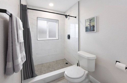 Clearwater Hotel | Deluxe 2 Bedroom With Living Room and Kitchenette