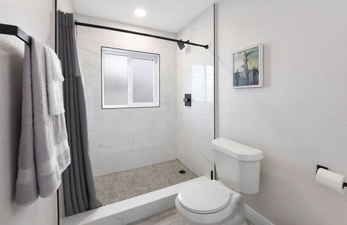 Clearwater House | Deluxe 2 Bedroom With Living Room and Kitchenette