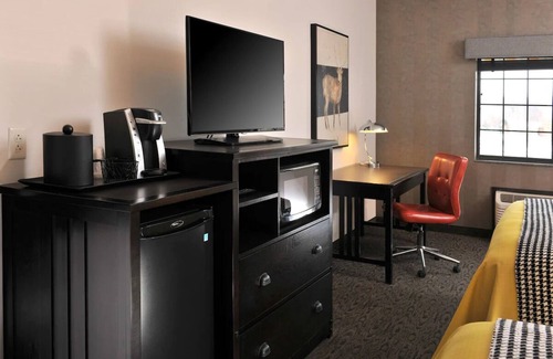Independence Hotel | Deluxe 2 Queen, Work Desk, Stoney Creek KC, Near Casino | 4 Units