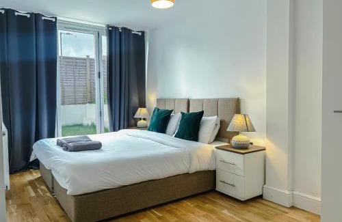 West Finchley Apartment | Deluxe 3 Bed Flat with garden