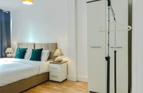 West Finchley Apartment | Deluxe 3 Bed Flat with garden