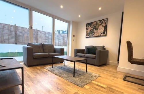 West Finchley Apartment | Deluxe 3 Bed Flat with garden