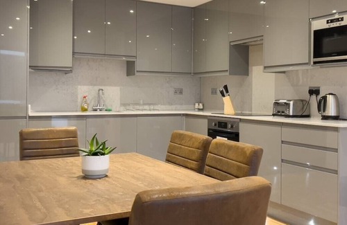 West Finchley Apartment | Deluxe 3 Bed Flat with garden