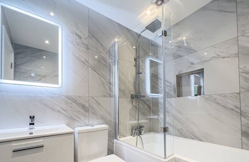 West Finchley Apartment | Deluxe 3 Bed Flat with garden