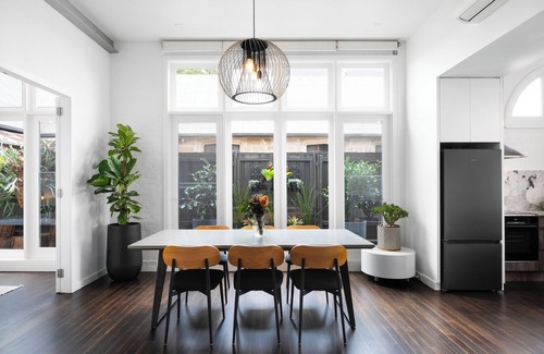Dawes Point Apartment | Deluxe 5 star hotel-style suite with large courtyard on Sydney Harbour doorstep.