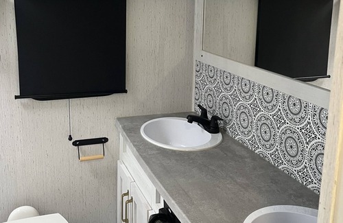 Forest City House | Deluxe 5th wheel in beautiful forest setting ready for you.