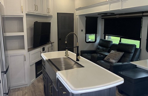 Forest City House | Deluxe 5th wheel in beautiful forest setting ready for you.