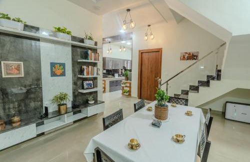 Bullawala House | Deluxe AC Room in Luxury Villa with Mussoorie Views