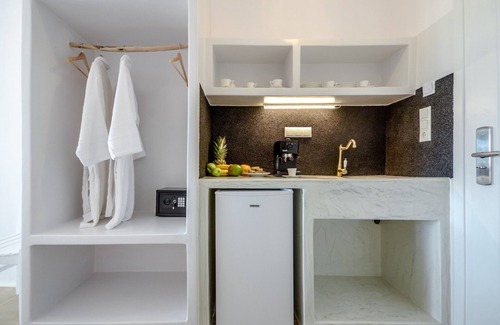 Plaka Apartment | DELUXE BEACHFRONT SUITE | GLARONISSI BEACH