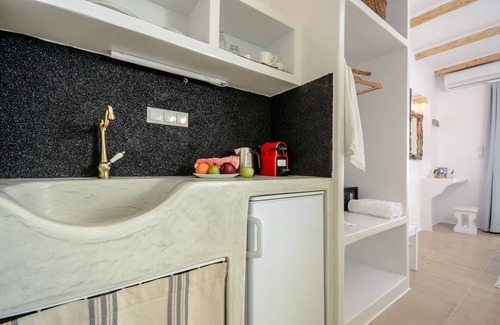 Plaka Apartment | DELUXE BEACHFRONT SUITE | GLARONISSI BEACH