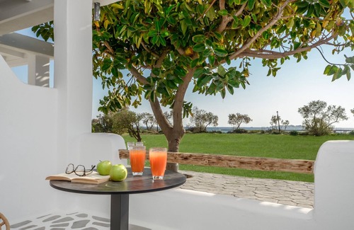 Plaka Apartment | DELUXE BEACHFRONT SUITE | GLARONISSI BEACH