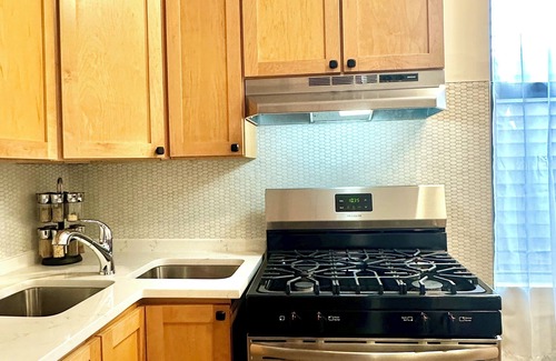Roscoe Village Bed & Breakfast | Deluxe Chicago 2 Bedroom Private Condo. Amazing Deal 1.5 mi from Wrigley!