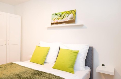 Simmering Apartment | Deluxe City Apartment with balcony! Free Garage Parking included!