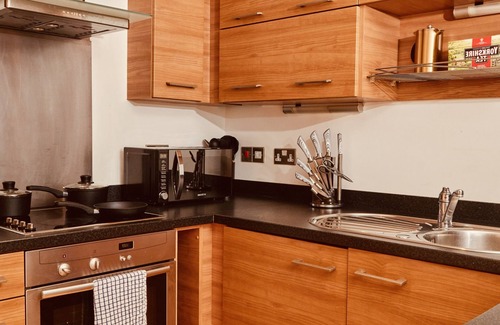 Leeds Apartment | Deluxe City Apt, River Canal View& Free Parking!
