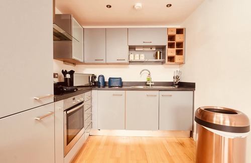 Leeds Apartment | Deluxe City Apt, Riverside Canal View&free Parking