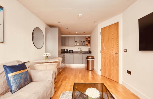 Leeds Apartment | Deluxe City Apt, Riverside Canal View&free Parking