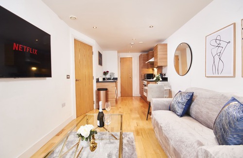 Leeds Apartment | Deluxe City Centre Apt Balcony View & Free Parking