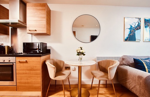 Leeds Apartment | Deluxe City Centre Apt Balcony & View & Free Parking