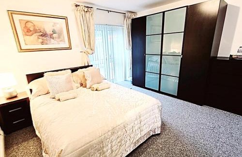 Selsdon and Ballards House | Deluxe Comfy Room with En-Suite - Room 1