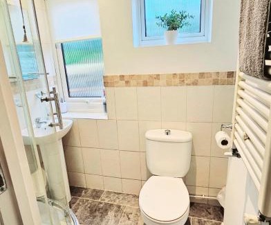Selsdon and Ballards House | Deluxe Comfy Room with En-Suite - Room 1
