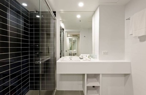 Spring Hill Hotel | Deluxe Double Bed w balcony in Brisbane with WiFi