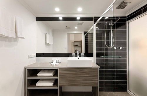 Spring Hill Hotel | Deluxe Double Bed w balcony in Brisbane with WiFi