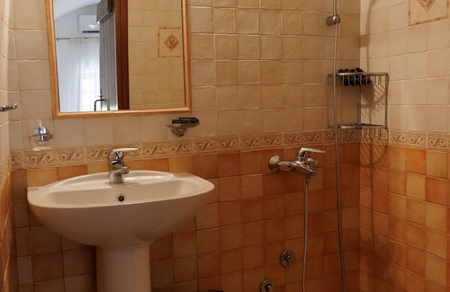 Omales Apartment | Deluxe Double Room - Castello di Haria