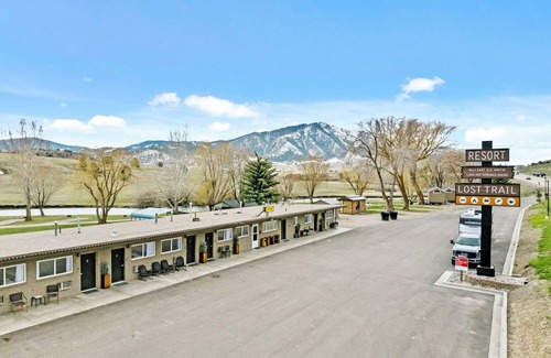 Lava Hot Springs Hotel | Deluxe Double Queen Bedroom (River Access)