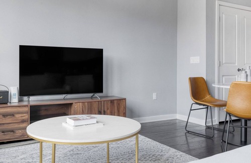 Chinatown Apartment | Deluxe Downtown Studio w/ Pool & Gym, near Broad Museum, by Blueground