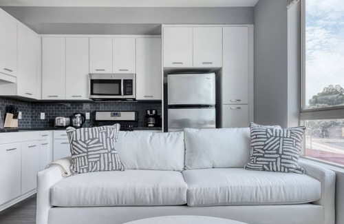 Chinatown Apartment | Deluxe Downtown Studio w/ Pool & Gym, near Broad Museum, by Blueground