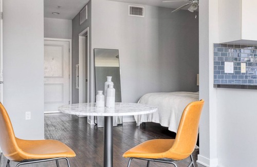 Chinatown Apartment | Deluxe Downtown Studio w/ Pool & Gym, near Broad Museum, by Blueground