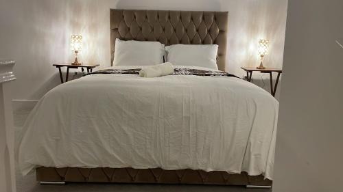 Milton Keynes House | Deluxe En suite Bedroom with free on site parking