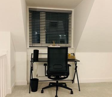 Milton Keynes House | Deluxe En suite Bedroom with free on site parking