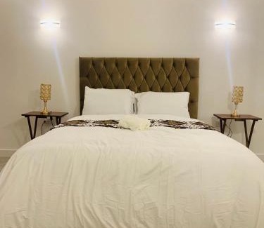 Milton Keynes House | Deluxe En suite Bedroom with free on site parking