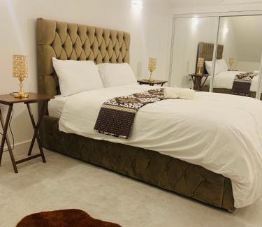 Milton Keynes House | Deluxe En suite Bedroom with free on site parking