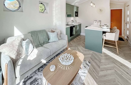 Naburn Ski Chalet | Deluxe Floating Lodge