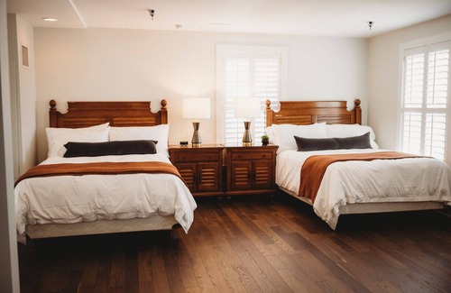 Downtown Hotel | Deluxe Guestroom-2 Queens · The Jefferson Inn Rm. 12