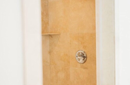 Downtown Hotel | Deluxe Guestroom-2 Queens · The Jefferson Inn Rm. 12
