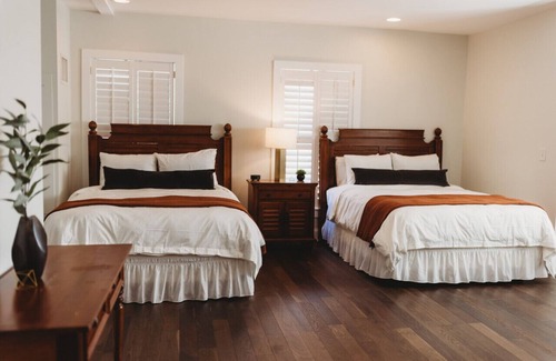 Downtown Hotel | Deluxe Guestroom - 2 Queens · The Jefferson Inn Rm. 5