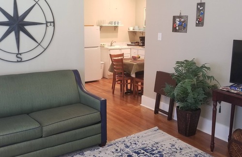 Central Gardens Apartment | Deluxe King 2 bdrm, kitchen, balcony,W&D